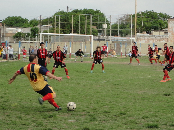 Ángel "huevo" Chávez mete un tiro libre al área. La pelota parada fue recurso para los dos.