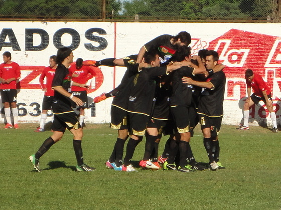 Migueles acaba de marcar el primer gol de Aguirre, que hoy estren&oacute; casaca alternativa negra.