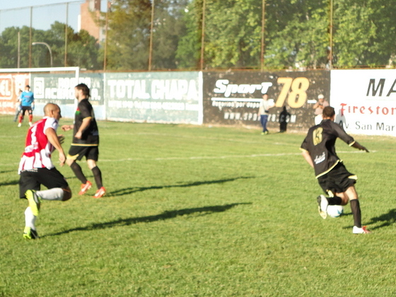 De este desborde de Camafreita vendrá el segundo gol. Ramiro Fernández salía del off-side.