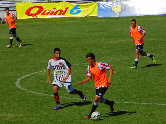Bruno Maccari manejando el balón ante Facundo Bello. Fotos 5 y 6: Guillermo Maccari.