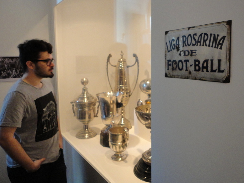 Los trofeos de Rosarina, y ese cartel, original, que tiene un valor histórico muy singular.