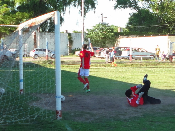 Segundo gol de Plaino, y cuarto de Tiro Suizo. El arquero Pianosky lo sufre desde el piso.