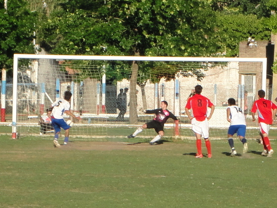 Gabriel Ayala pone de penal el 3-4 sobre la hora. La remontada no le alcanzó a General Paz.