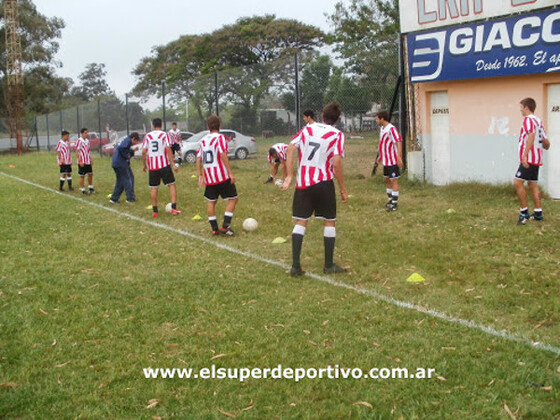 Los chicos calentando antes de entrar al campo. Fotos: www.elsuperdeportivo.com.ar.