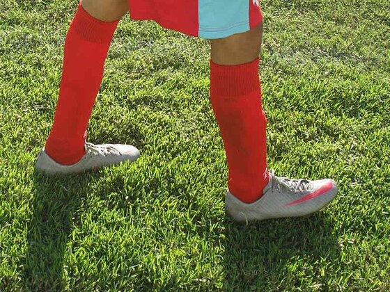 Maximiliano Blanco, de Tiro Suizo, usando unos botines grises de Nike, con la pipeta roja.