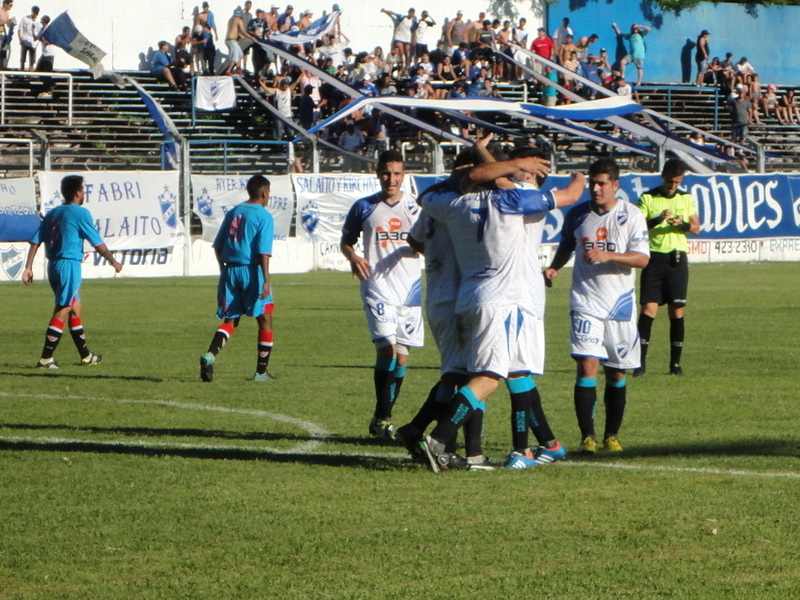 Luciano Pons festeja con sus compañeros el primer gol del partido. Lucho fue la gran figura.