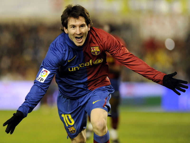 El astro del fútbol mundial es orgullosamente rosarino. Y ya se cumplen 10 años de su debut.