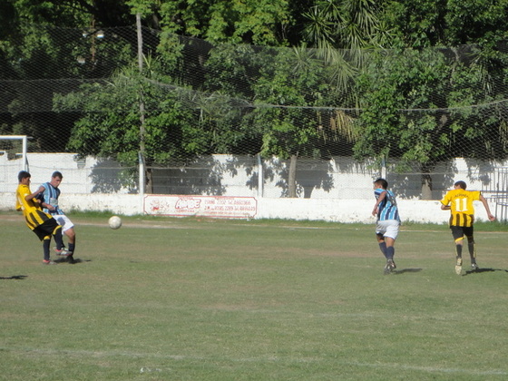 Maciel toca para Rodríguez. Una de las tantas paredes que tiraron en el primer tiempo.