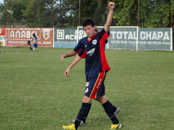 Federico D'alberti festeja su gol, el segundo del charr&uacute;a que se impuso por un justo 4 a 2.