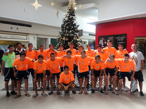 Galería de fotos. Los chicos de paseo por un shopping. Detrás, un gran árbol navideño. Galería de fotos. Los chicos de paseo por un shopping. Detrás, un gran árbol navideño.