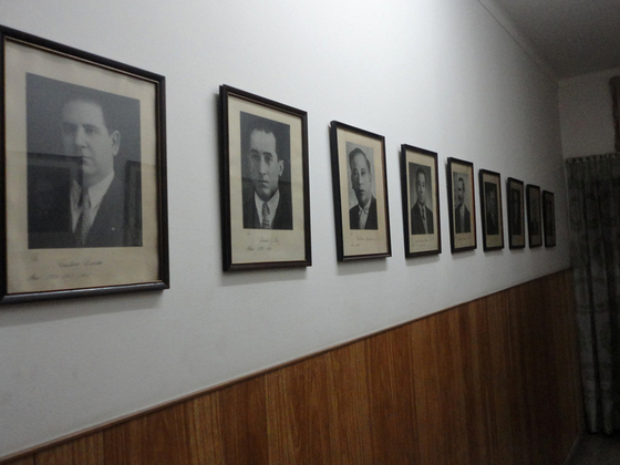 El pasillo de la historia. En una pared de la Liga, se encuentran todos los ex presidentes.