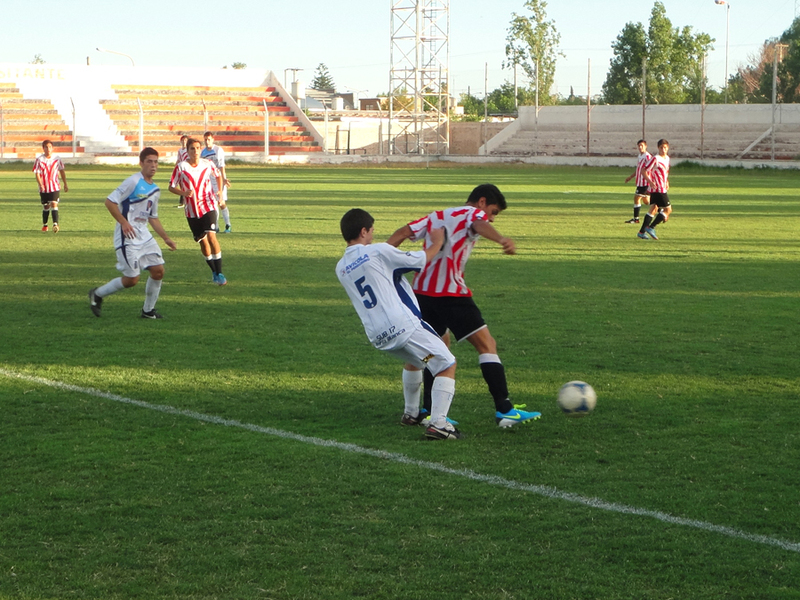 Matías Tissera aguanta la pelota, presionado por Julián Fernández.
