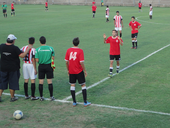 Muy aplaudido sale el jugador del partido, Matías Ferrari. El DT lo reemplazó luego del 2-0.