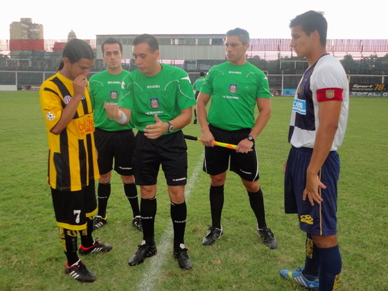 Los goles del partido fueron convertidos por los dos capitanes: Ricardo Ojeda y Caín Fara.