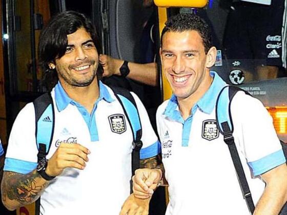 Junto a Maxi Rodríguez, en la previa de un partido de la Selección. Foto: La Capital.