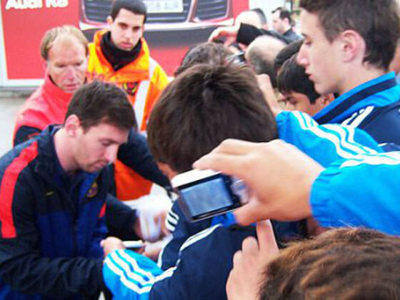 Los chicos de Sarmiento y la Fundación Messi, pudieron conocer a su ídolo y referente.