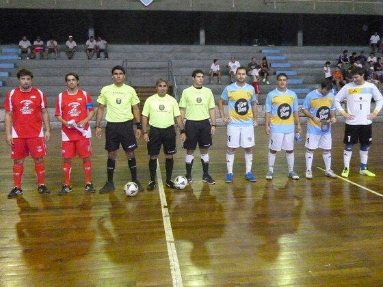 El plantel de Regatas en el saludo mundialista con los jugadores de le Escuela Pablo Aimar.