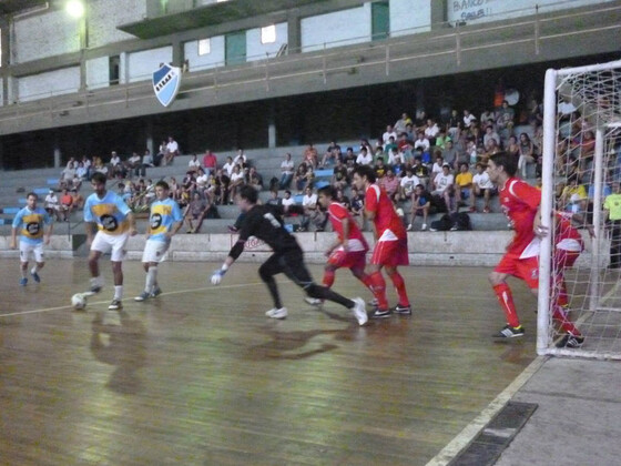Alejandro Pérez pisa la pelota en un tiro libre ante el rival riocuartense del día sábado.