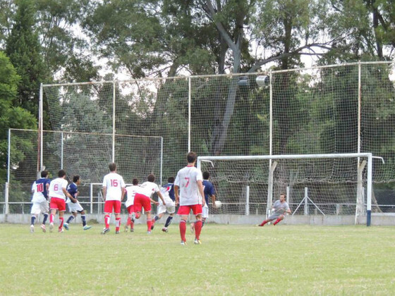 El gol de penal que le dio el triunfo sobre la hora a Mitre de Pérez. Foto: Bruno Cerino.