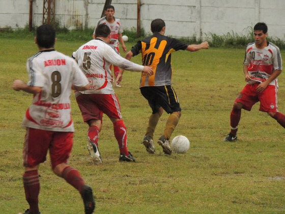 Manuel Gálvez maniobra entre Carlos Albornoz y Carlos Díaz. Duelo de habilidosos.