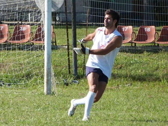 Sebasti&aacute;n Azimonti se incorporar&aacute; como alternativa en el arco. Foto: F&uacute;tbol con Estilo.