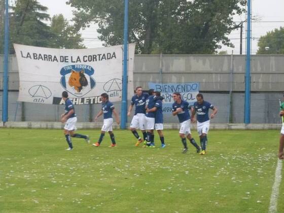 Los jugadores tirolenses felices en el festejo de uno de los goles ante Gimnasia de Entre Ríos.