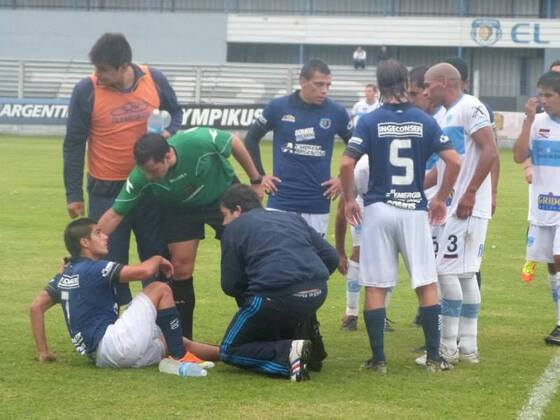Matías Galvaliz en el piso. El ex volante canalla fue figura, y marcó además uno de los goles.