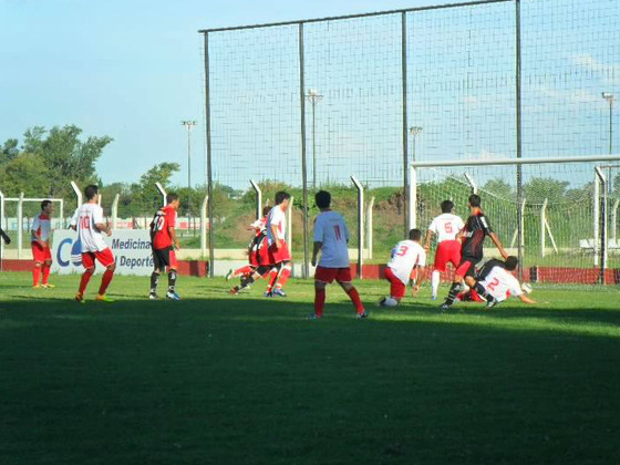 En el segundo tiempo Newell's super&oacute; claramente a Provincial. Foto: Erica Pizzutto.