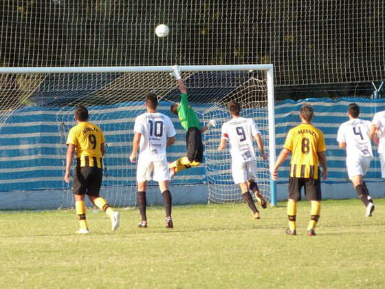 Remate del tirolense que saca Vargas por encima del horizontal. Foto: Fútbol con Estilo.
