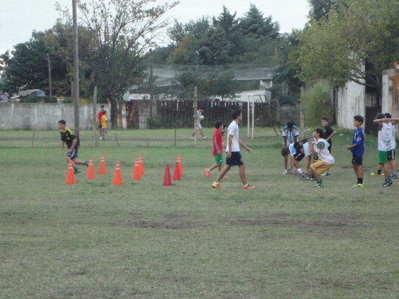 En la cancha de once la obra se terminó con lo justo. A futuro el terreno irá mejorando.