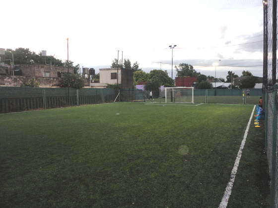 Las canchas de césped sintético (en primer plano la de 5, atrás la otra), son la joya del club.