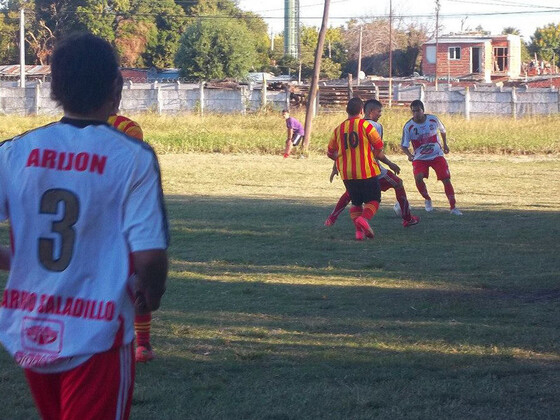 El "huevo" Ángel Chávez presiona en la salida al fondo de Arijón. Foto: Pasiones Rosarinas.