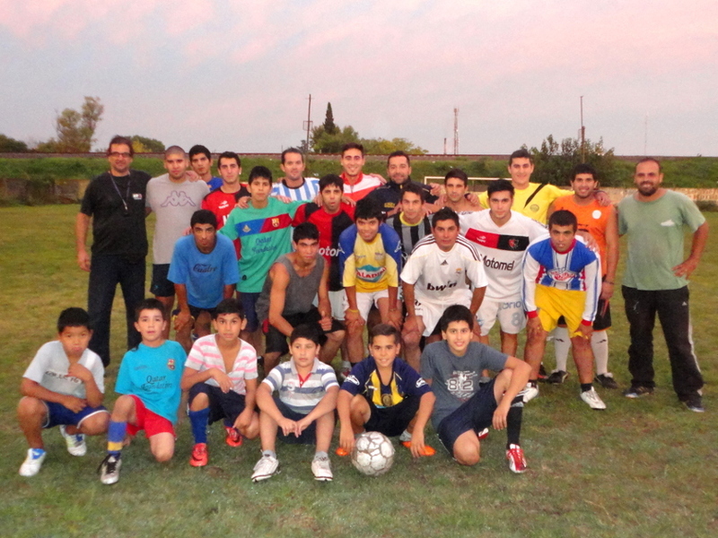 El plantel de Primera, y algunos chicos del baby, juntos para la foto. En Sparta hay optimismo.