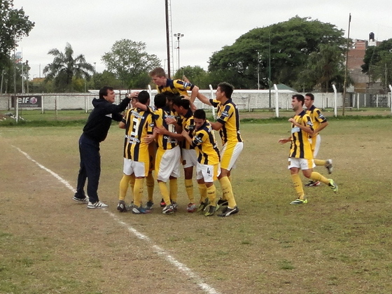 El festejo de Central B tras el primer gol. Lo hizo Ignacio Rold&aacute;n aprovechando un rebote.