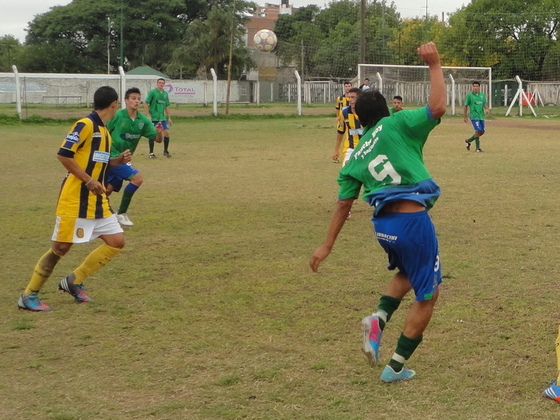 Walter Aurines busca a un compañero. A Morning le fue más fácil atacar en el primer tiempo.