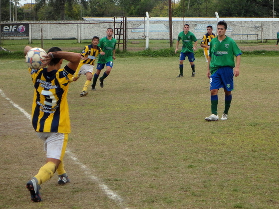 La pelota anduvo mucho por el aire, y mucho por afuera. Los laterales fueron muchísimos.