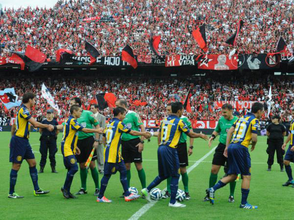 Todo fue en orden, adentro y afuera de la cancha. Foto: Diario La Capital.