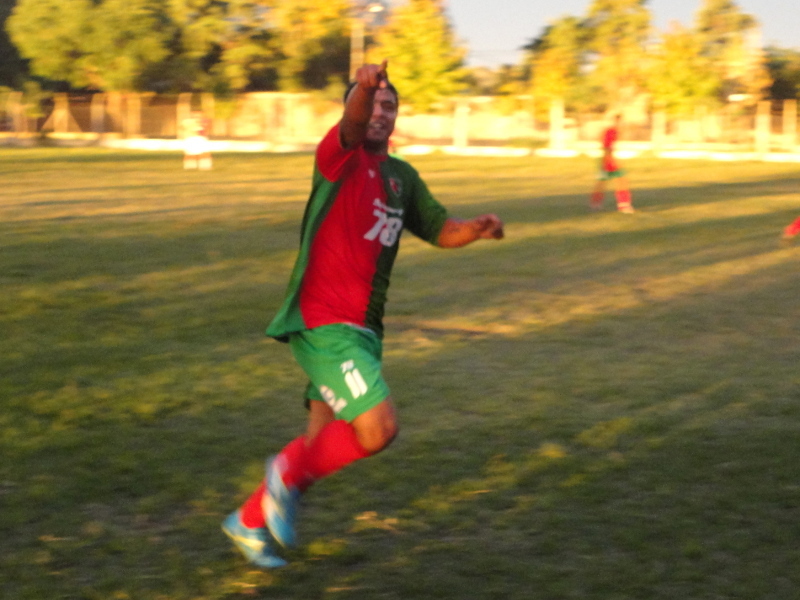 Diego Aguirre en el festejo tras el primer gol. El delantero inquietó en todo momento.