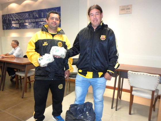 Sebastián Cardozo y Adrián Chaparro, técnicos de Oriental, satisfechos retirando sus balones.