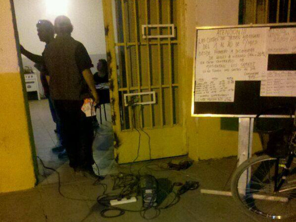 La gente de Pablo VI procura restablecer el orden tras el hurto sufrido. Foto: Walter Almirón.