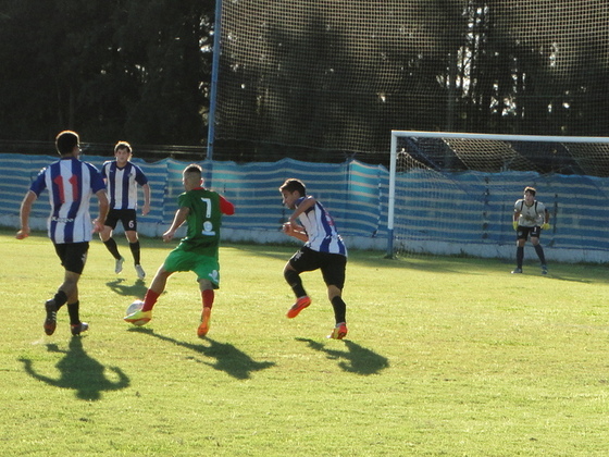 Lucas Cuevas encara y pasa. El jugador rojiverde no gravitó y debió ser reemplazado.