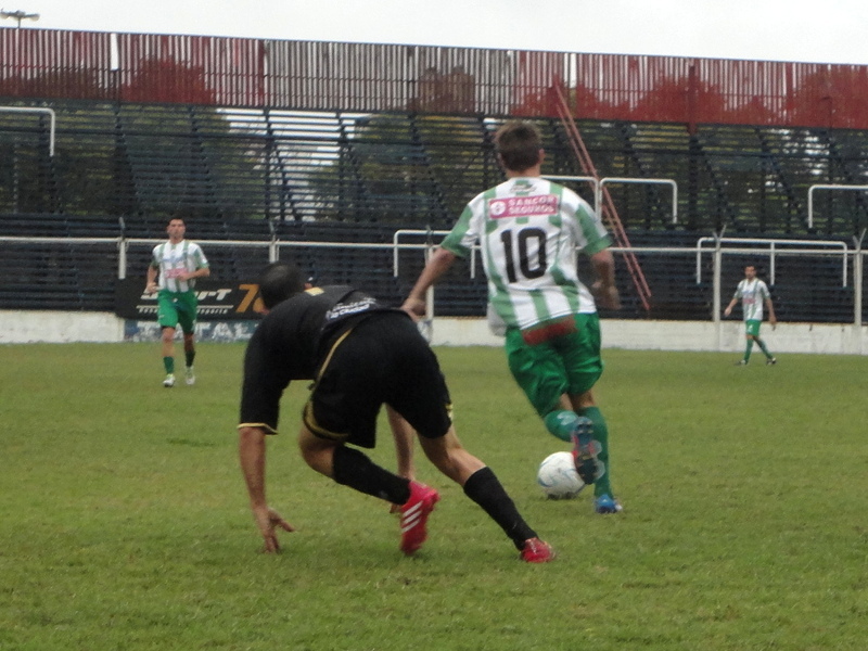 Lucas Saucedo haciendo de las suyas. El "10" fue el responsable de aguantarla arriba.