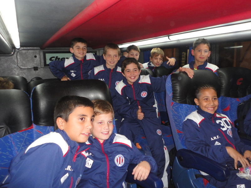 Minutos antes de poner primera. Los chicos a pura sonrisa saludan a sus padres.