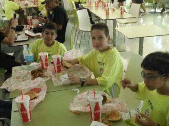 Los chicos de la ARF disfrutando una hamburguesa y un refrigerio. ¡Hay equipo!