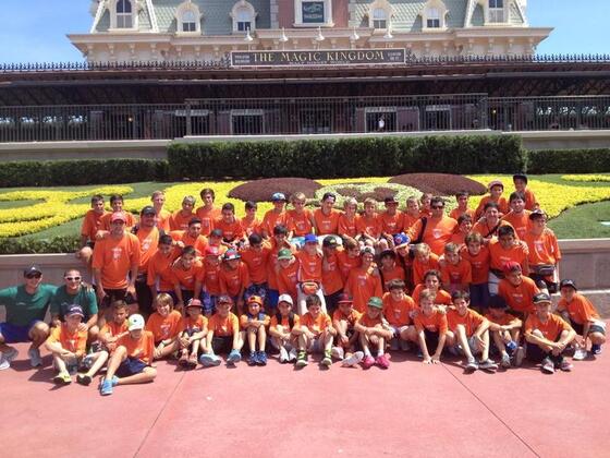 La delegación completa posando para las cámaras de los padres, en Magic Kingdom.