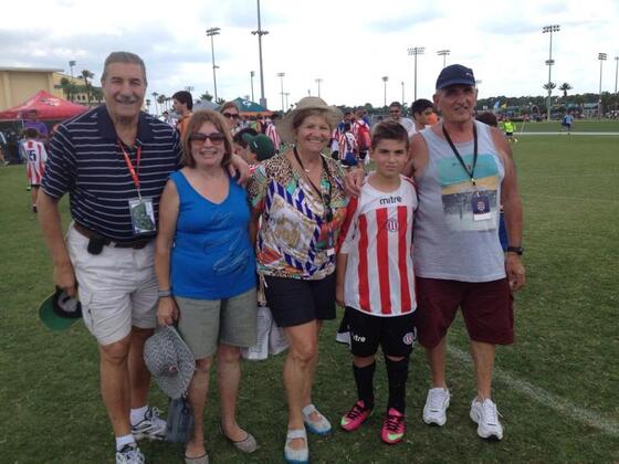 El Presidente de Rosarina junto a Galo Bernardini y su familia. Uno que fue bicampeón.