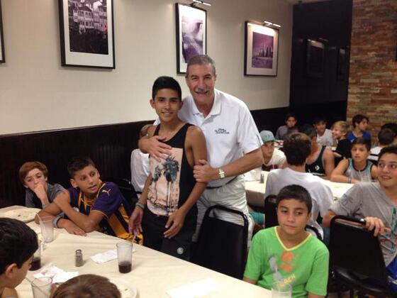 Leonel Vergara festejó su cumpleaños durante el viaje. Aquí junto a Mario Giammaría.