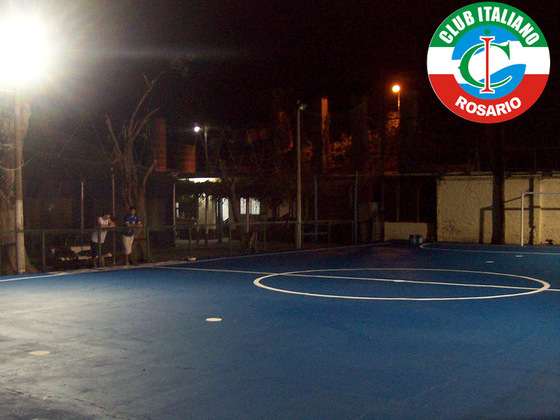 La cancha del Club Italiano está recientemente pintada y en buenas condiciones.