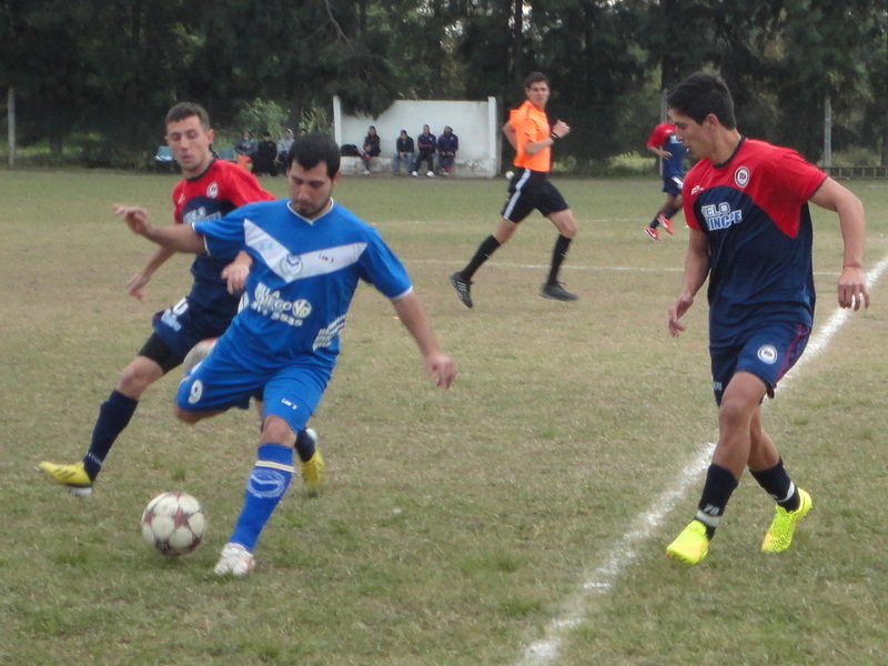 El ex Aguirre, Damián Pianovsky, intenta pasar entre Jorge Zaen y Emiliano Díaz.