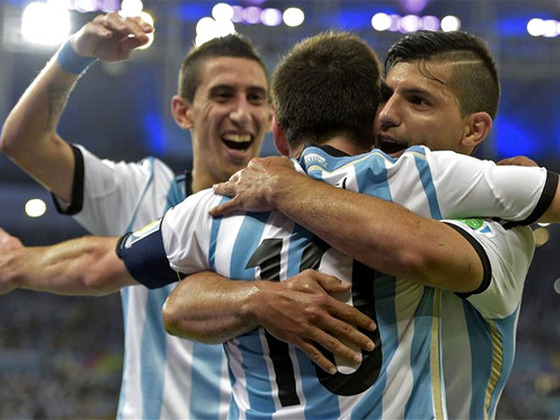 Lionel Messi es abrazado por Sergio Ag&uuml;ero y &Aacute;ngel Di Mar&iacute;a luego de su golazo, el segundo.